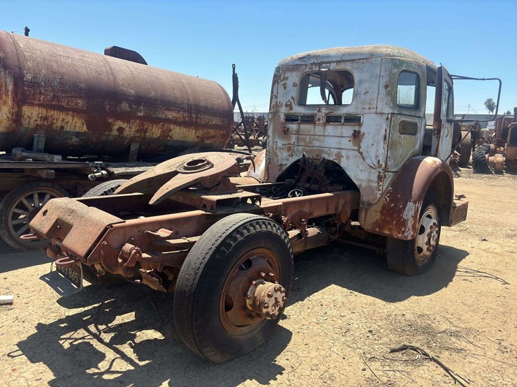 white-3000-truck-image-15