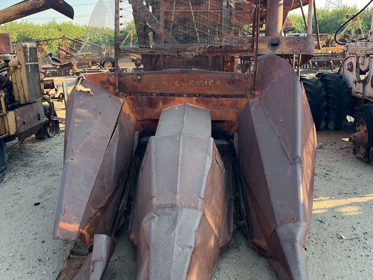 minneapolis-moline-101-harvester-image-4