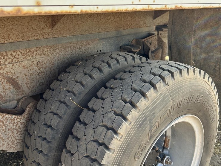 1982-international-s1700-image-23