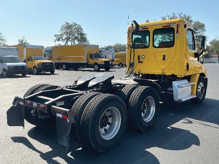 2019-freightliner-cascadia-113-image-2
