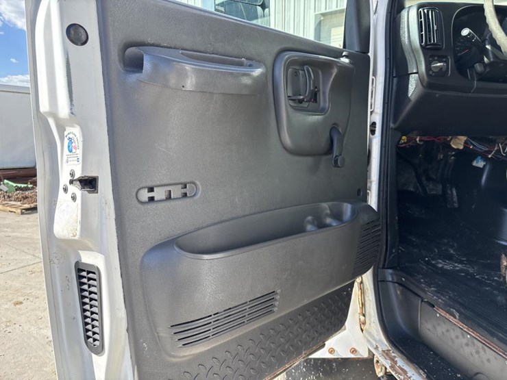 #5081-•-2005-gmc-c4500-4x4-single-axle-dump-truck-image-33