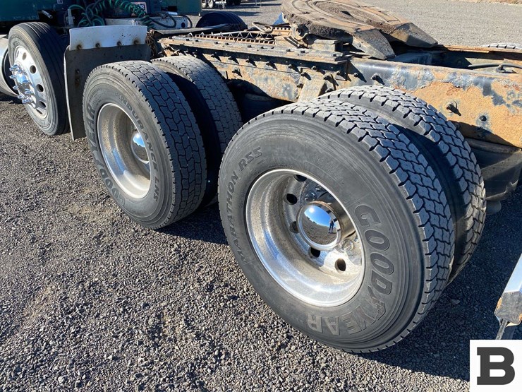 2013-peterbilt-367-image-19