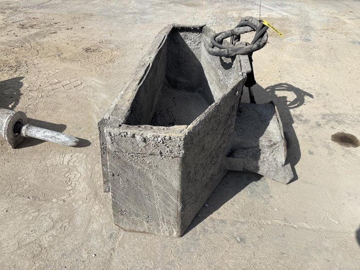 #5067-•-bobcat-concrete-carrying-bucket-w/-hydraulic-chute-image-2