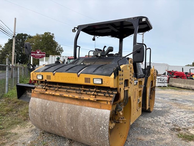 2016-caterpillar-cb64b-image-6