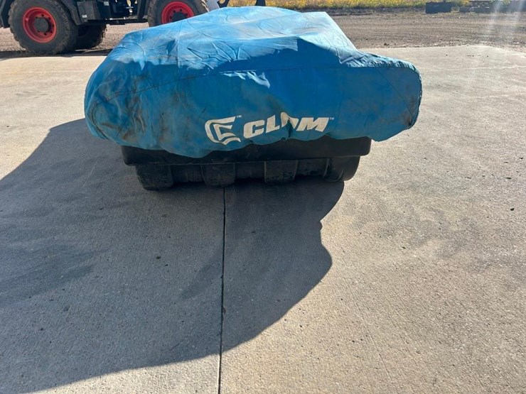 clam-portable-fish-house-image-4