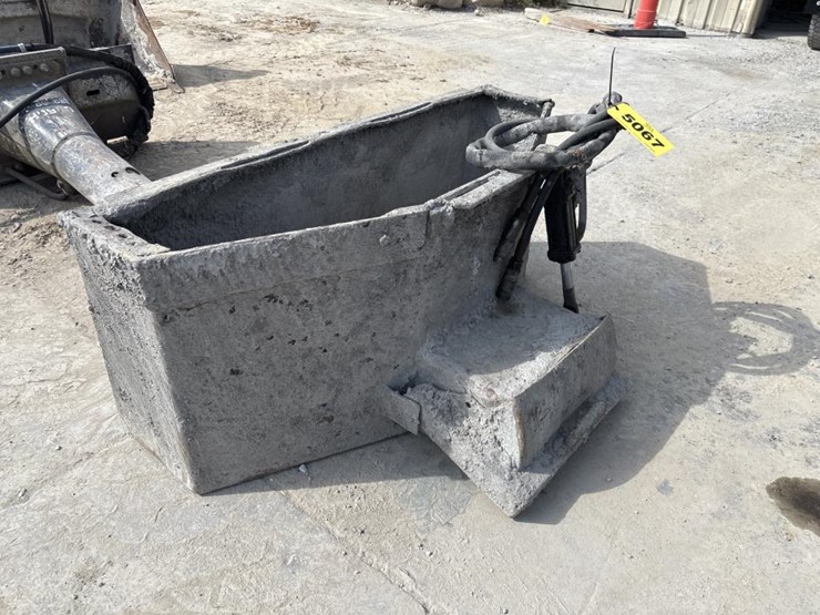 #5067-•-bobcat-concrete-carrying-bucket-w/-hydraulic-chute-image-1