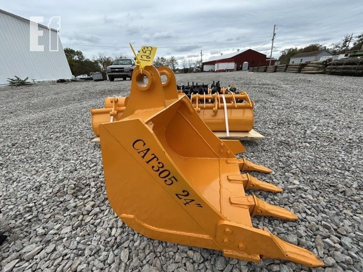 2025-caterpillar-305-image-3