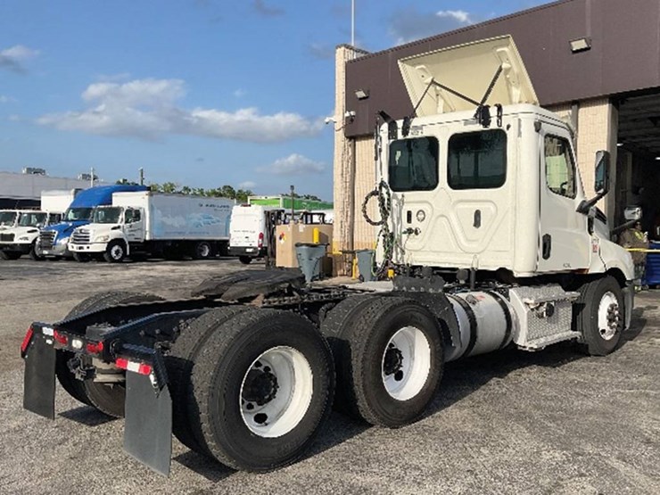 2019-freightliner-cascadia-126-image-2