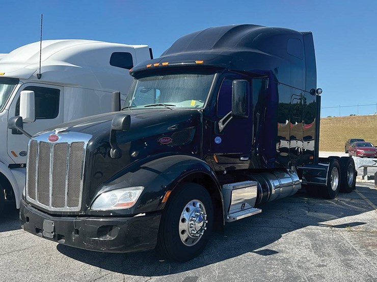 2019-peterbilt-579-image-1