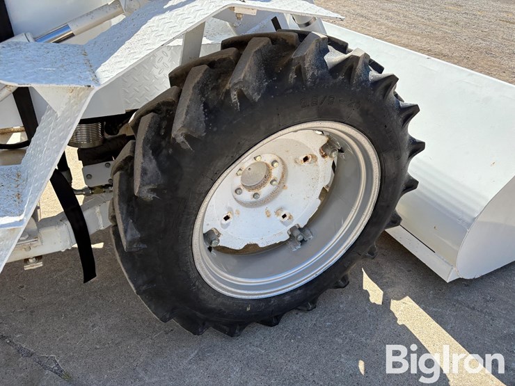 1958-honey-bee-hydro-loader-2wd-tractor-image-12