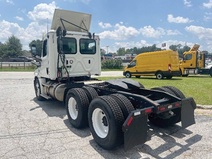 2018-freightliner-cascadia-126-image-2