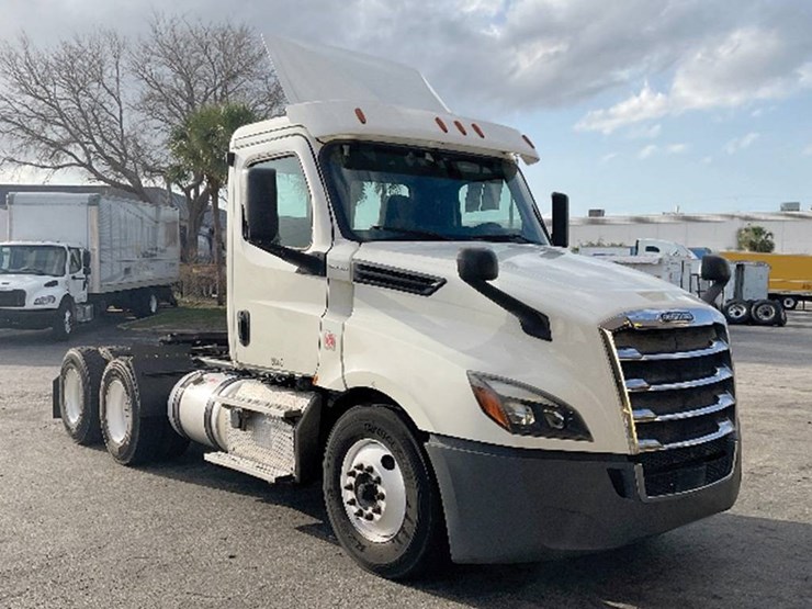 2019-freightliner-cascadia-126-image-1