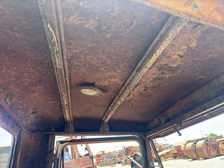 truck-cab-and-chassis-image-18