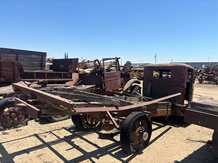 truck-cab-and-chassis-image-4