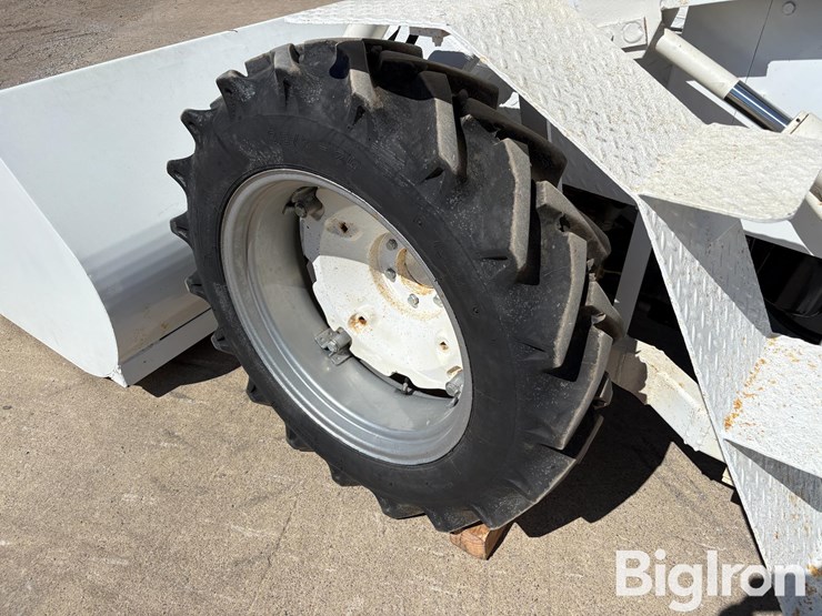 1958-honey-bee-hydro-loader-2wd-tractor-image-9