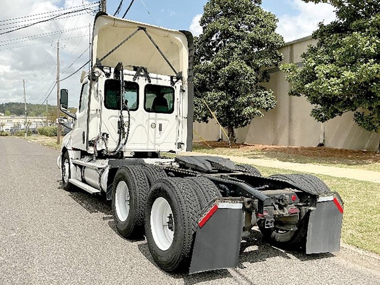 2020-freightliner-cascadia-126-image-2