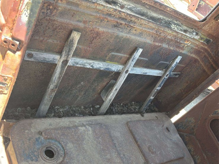 truck-cab-and-chassis-image-23