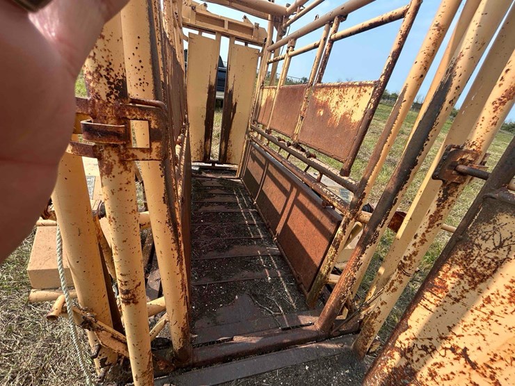 for-most-cattle-chute-image-15