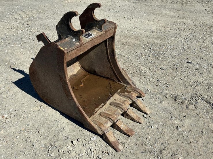 excavator-bucket-w/-teeth-24"-image-2