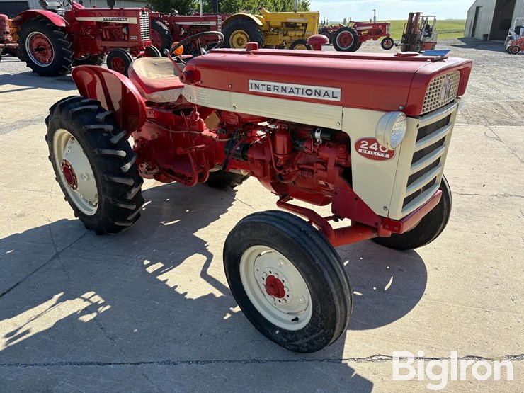 1961-international-240-image-3