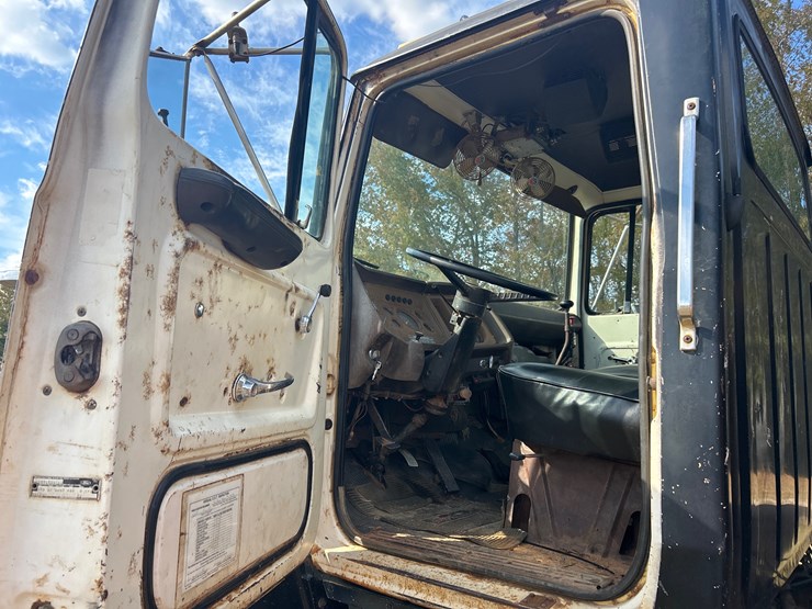 1977-ford-8000-image-9