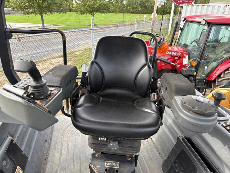 2016-caterpillar-cb64b-image-26