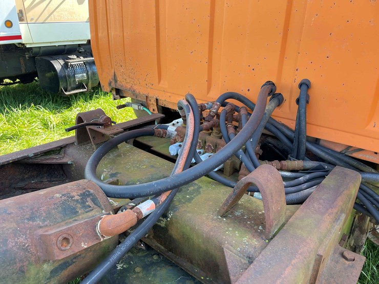 1984-ford-8000-image-29