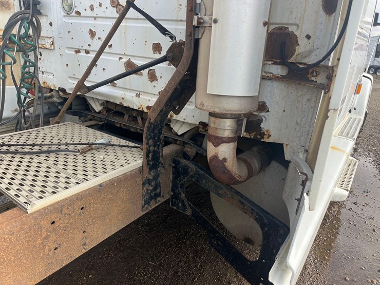 1998-volvo-semi-image-12