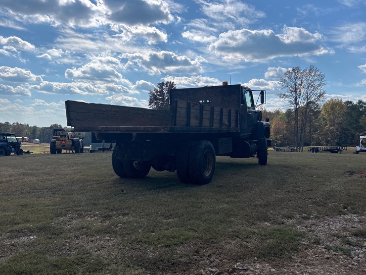 1977-ford-8000-image-5