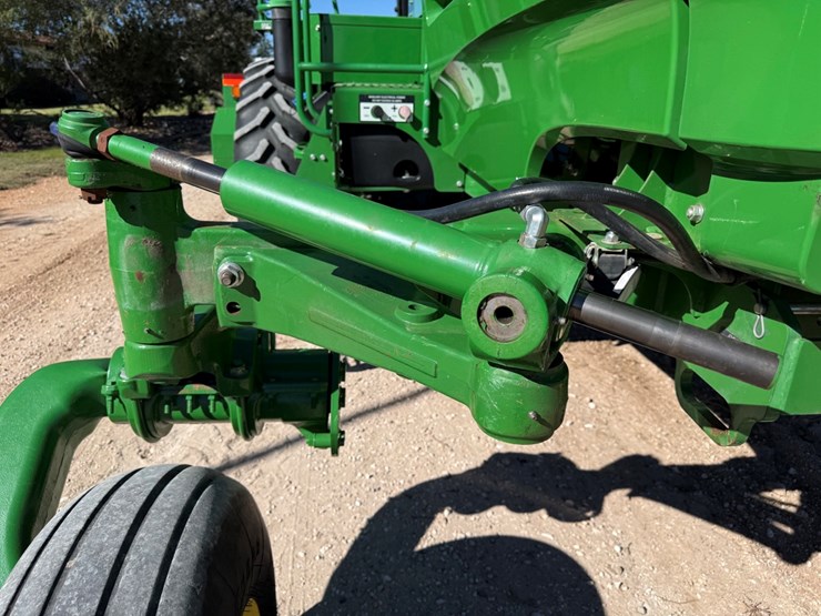 2019-john-deere-w235-image-10