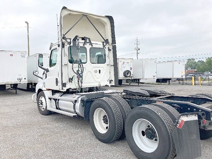 freightliner-cascadia-126-image-2