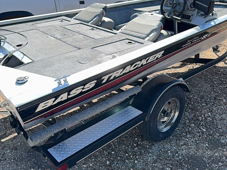 185-xt-pro-team-bass-tracker-with-75-horse-mercury-image-8