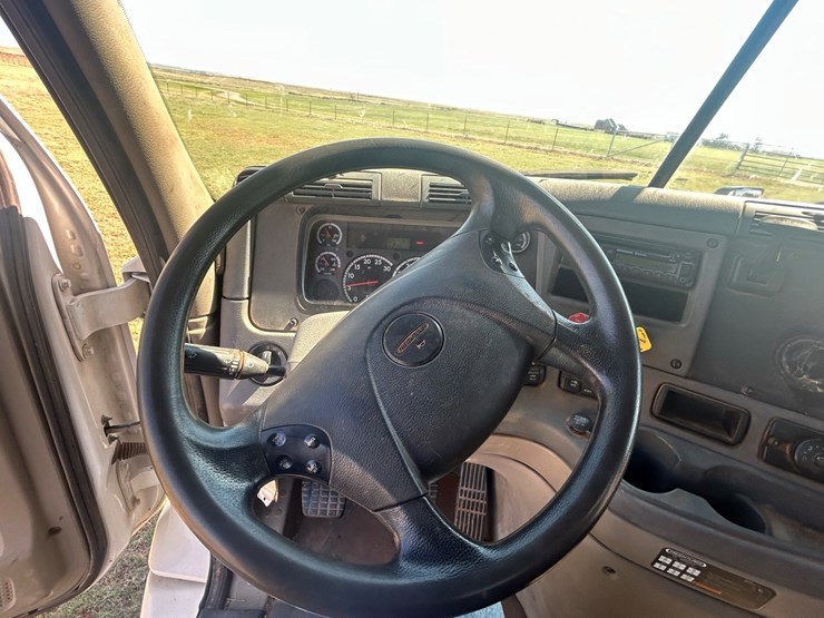 2015-freightliner-cascadia-113-image-25