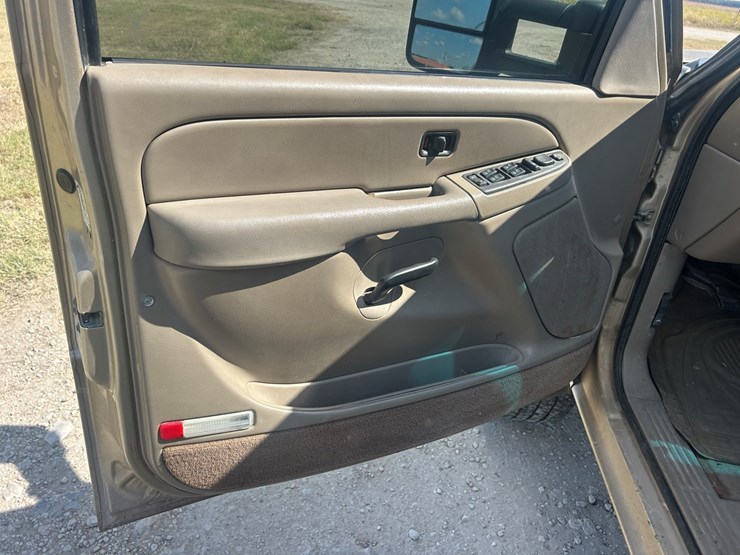 2004-chevrolet-2500-image-18