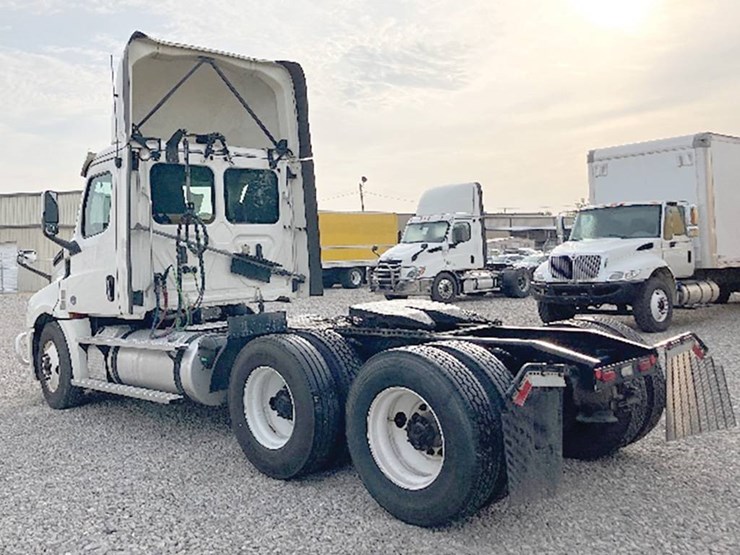 2020-freightliner-cascadia-126-image-2