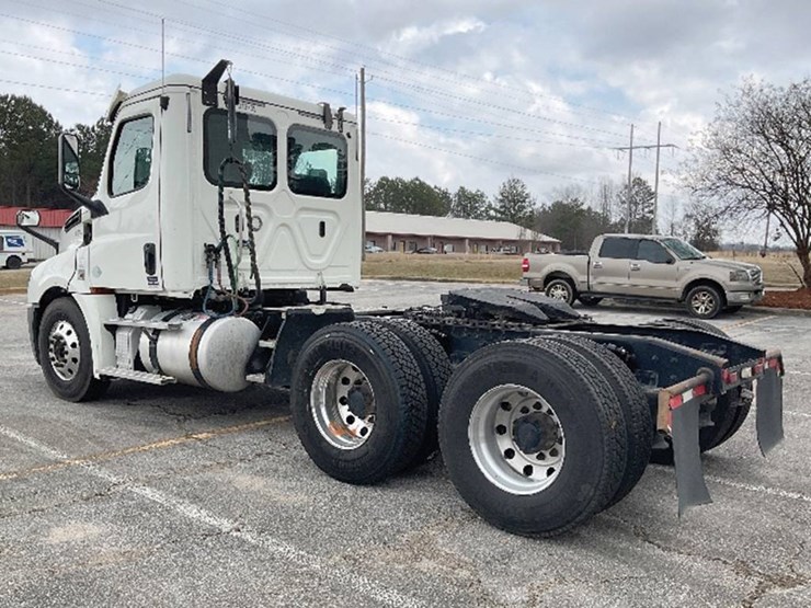 2018-freightliner-cascadia-126-image-2