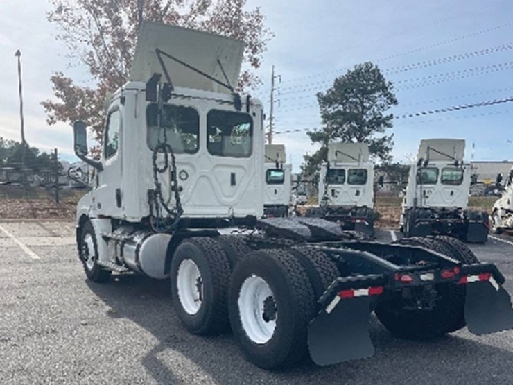 freightliner-cascadia-126-image-2