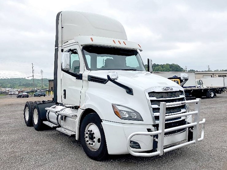 freightliner-cascadia-126-image-1