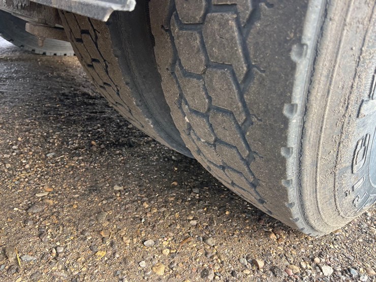 1998-volvo-semi-image-11