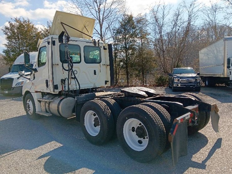 2018-freightliner-cascadia-126-image-2