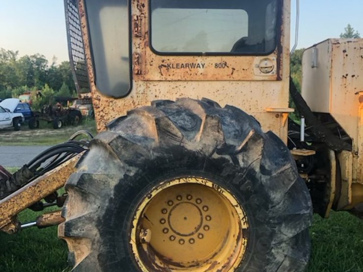 john-deere-330-image-10