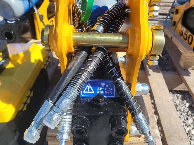 hydraulic-breaker-for-mini-excavator.-image-3