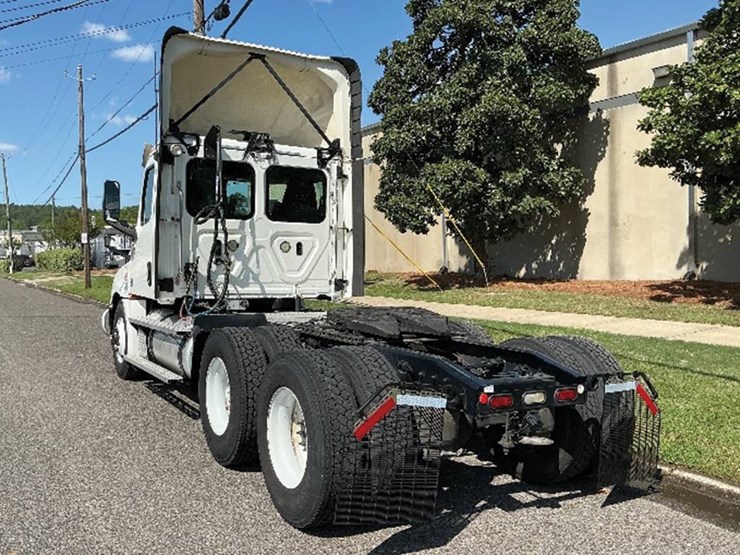 2020-freightliner-cascadia-126-image-2