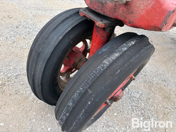 1953-ih-farmall-super-m-2wd-tractor-image-14