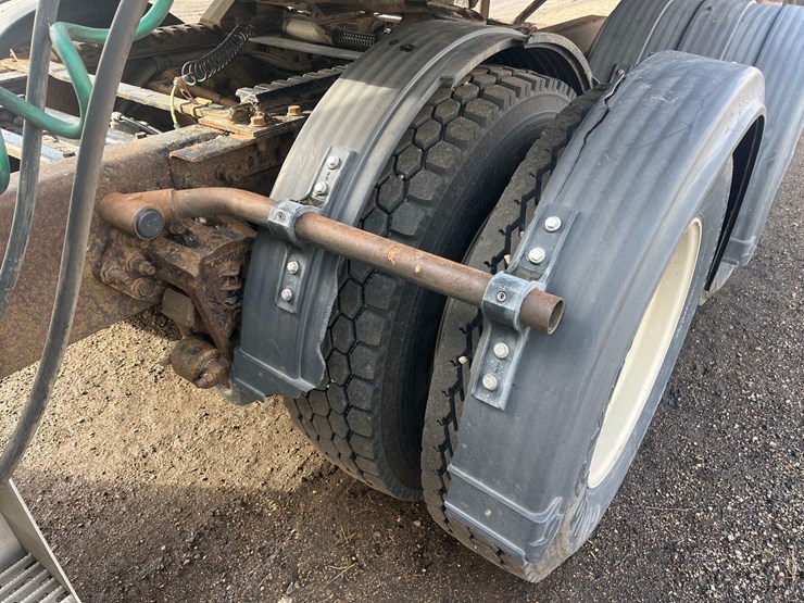 1998-volvo-semi-image-25