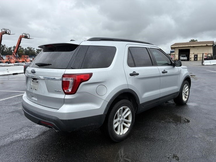 2016-ford-explorer-image-3