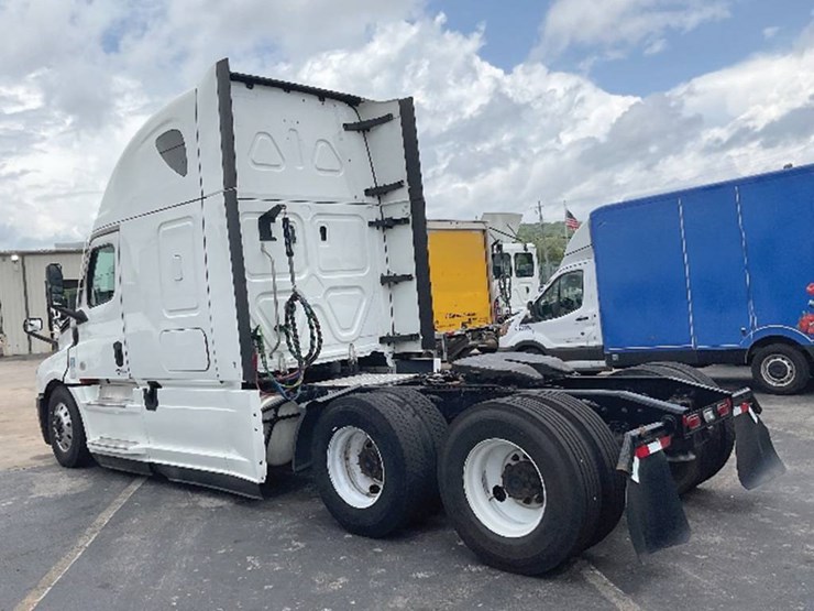 2022-freightliner-cascadia-126-image-2