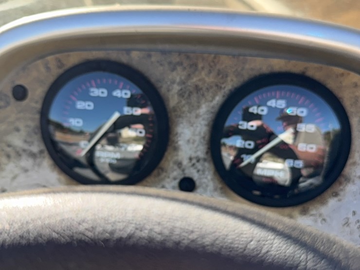 185-xt-pro-team-bass-tracker-with-75-horse-mercury-image-10