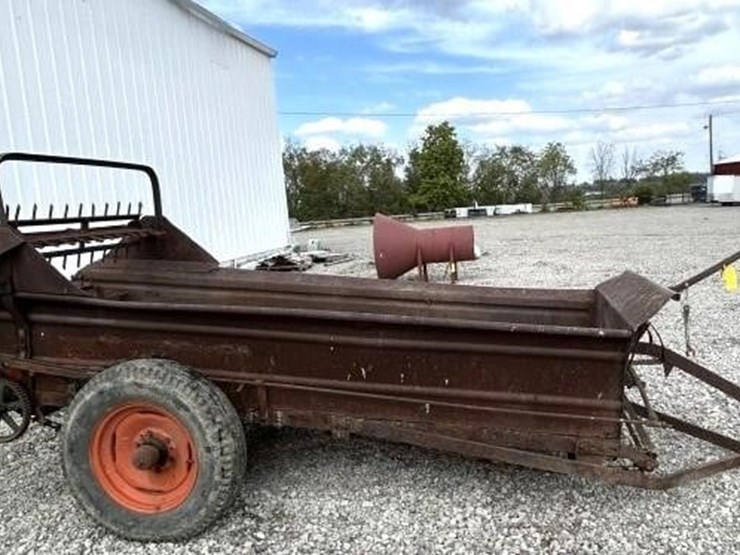 new-idea-manure-spreader-1015-image-1