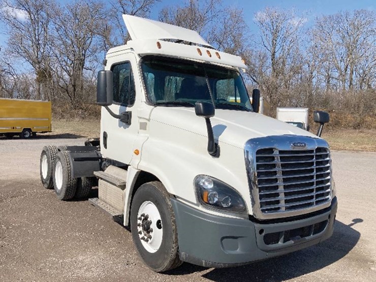 2016-freightliner-cascadia-125-image-1